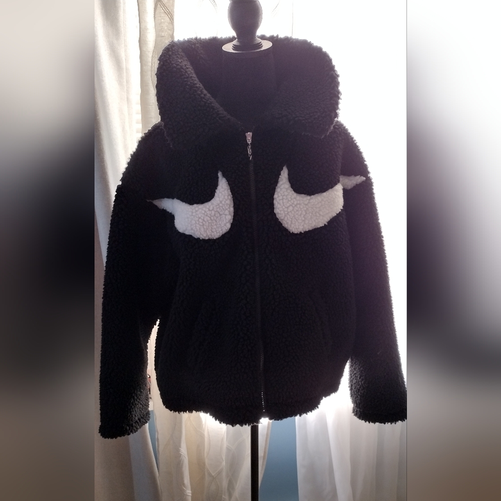 Nike Black and White Puffer Jacket with Cozy Hood and Iconic Logo